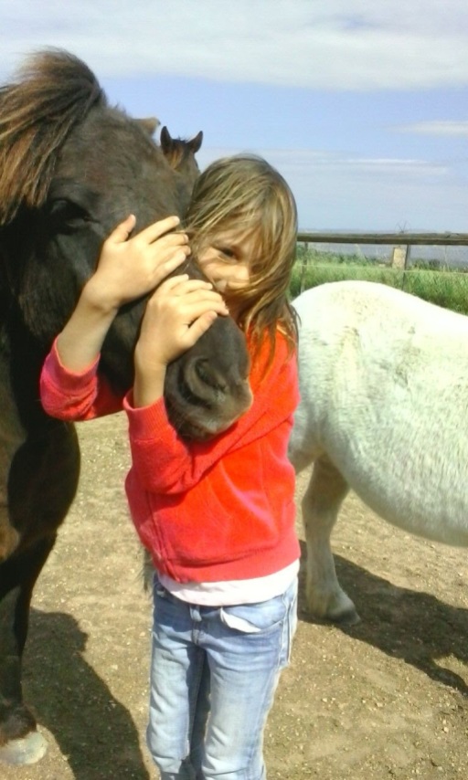 little_girl_loves_pony_equitec